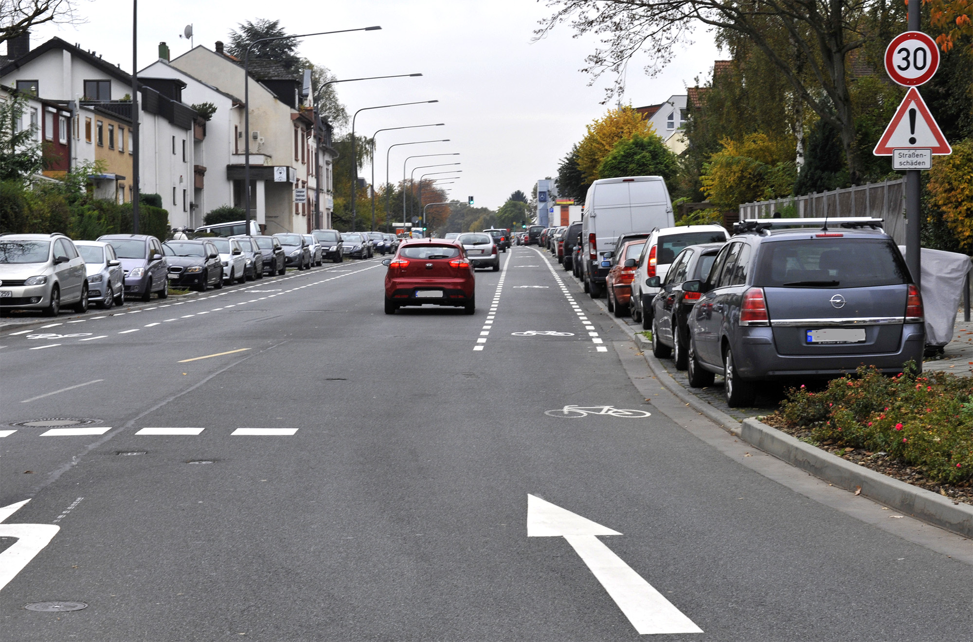 Das würden viele Radfahrer auch anderswo gern sehen: Schutzstreifen an der HeerstraßeFoto: Eckehard Wolf