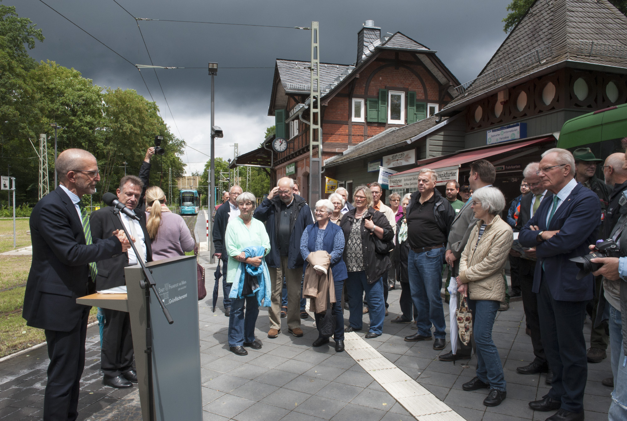 Verkehrsdezernent Stefan Majer begrüßt die TeilnehmerFotos: Eckehard Wolf