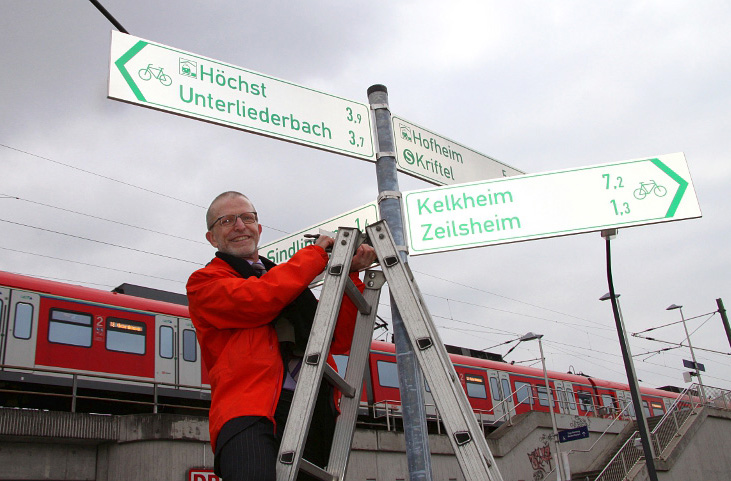 Verkehrsdezernent Stefan Majer am Schraubenschlüssel - Montage des ersten Schilderbaums des Frankfurter Fahrrad-WegweisungssystemsBild: Torsten Willner