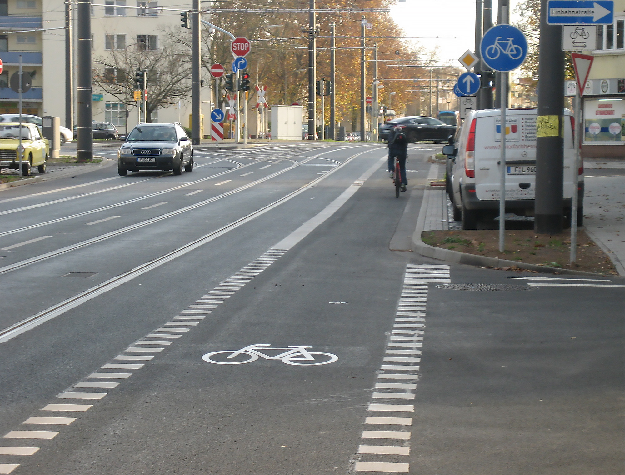 Baustelle endlich fertig, jetzt befahrbar: Radstreifen Stresemannallee