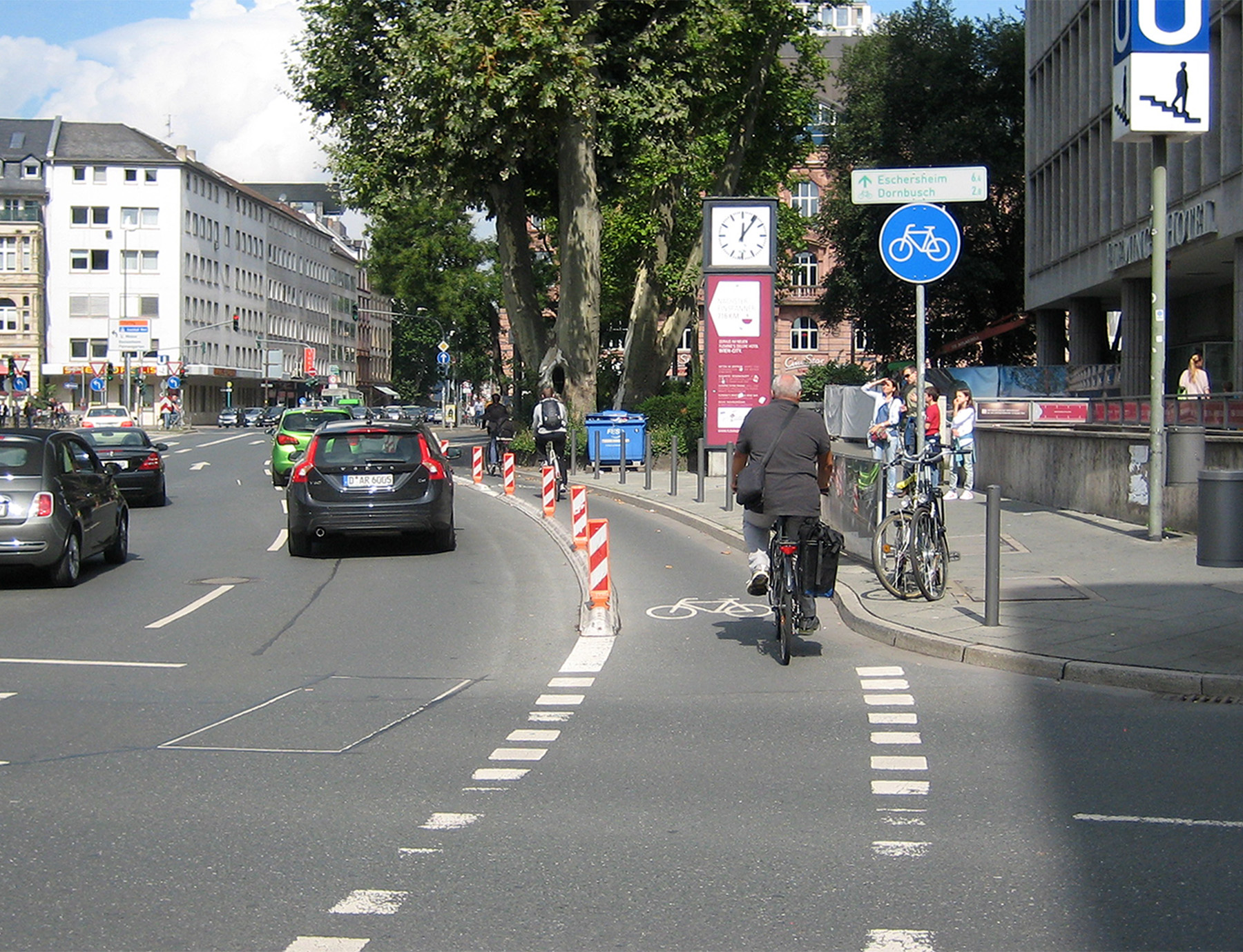 So siehts heute aus: halbwegs gesicherter RadstreifenFoto: Bertram Giebeler