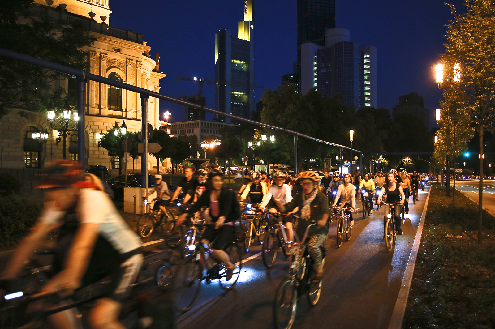 ADFC bike-night 2014 passiert die Alte Oper, Frankfurt, Foto: Uwe Hofacker