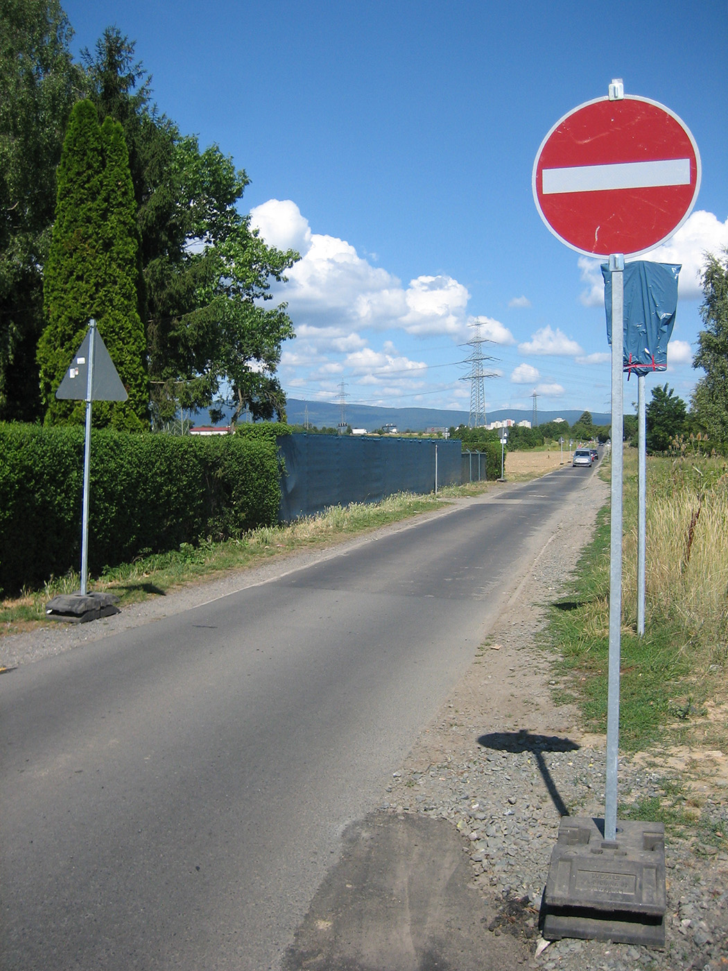 Hier gehört ein "Radfahrer frei" - Schild hin, und für die Autos muss halt eine Weile gelten "Tempo 10"Foto: Bertram Giebeler