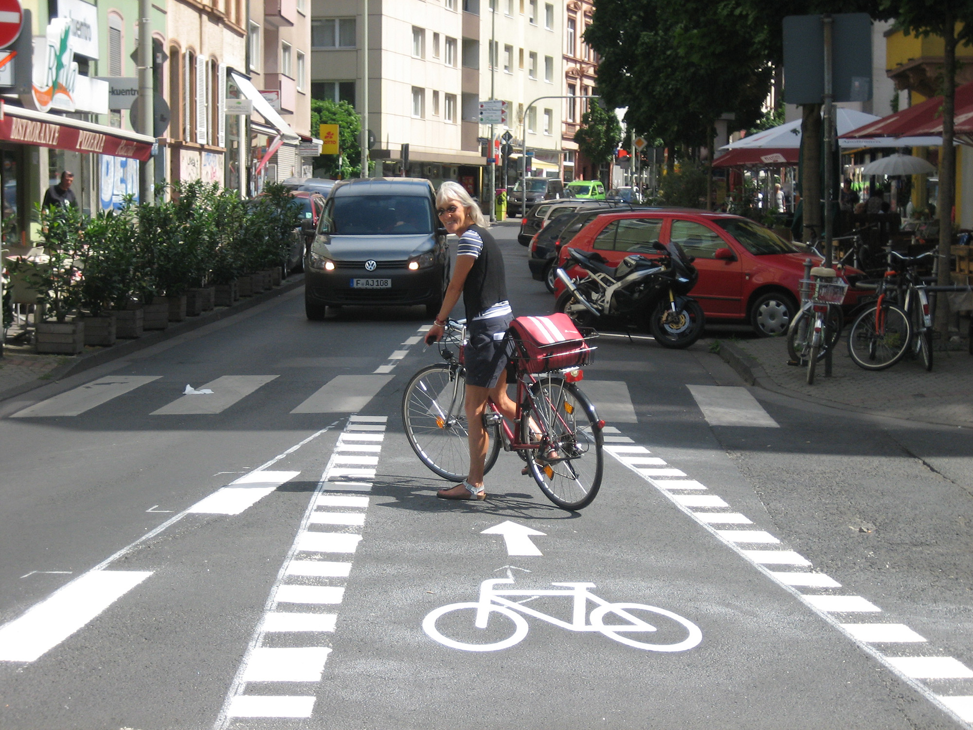 Ortsvorsteherin Karin Guder befährt als eine der ersten Nordendlerinnen legal die untere Berger Straße bergauf!Foto: Bertram Giebeler