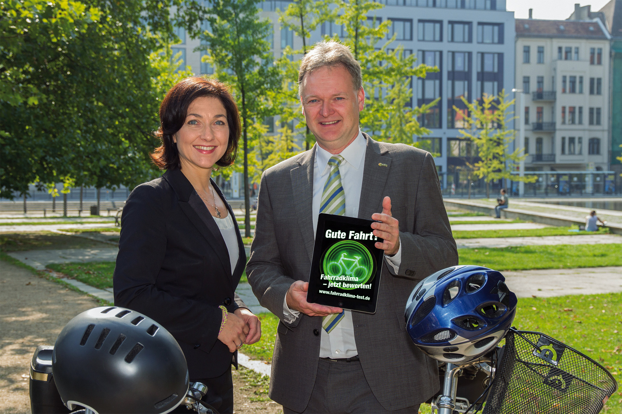 Das war der Startschuss: Katherina Reiche, Bundesverkehrsministerium und Burkhard Stork, ADFC-Bundesgeschäftsführer zum Auftakt des ADFC-Fahrradklimatest 2014Foto: ADFC Bundesverband