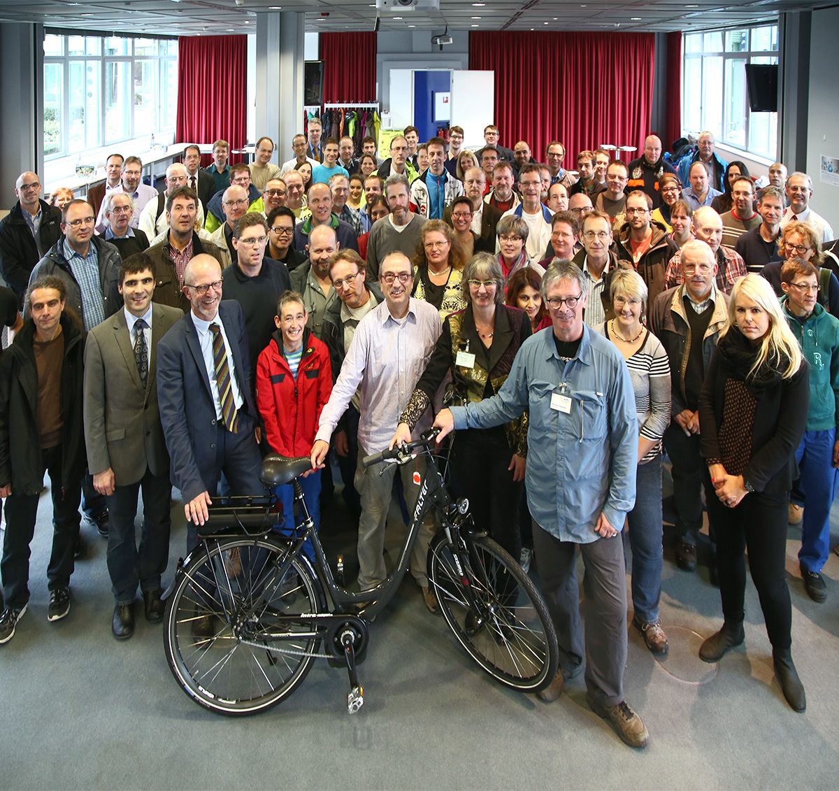 Auf der Abschlussfeier von "Mit dem Rad zur Arbeit" 2014: Viele der beteiligten Mitarbeiter, und mit der Hand am Rad v.l.: Stefan Majer, Lothar Hornung, Karin Müller, Bertram Giebeler. Links neben Stefan Majer: Michael Christmann, SANOFI)