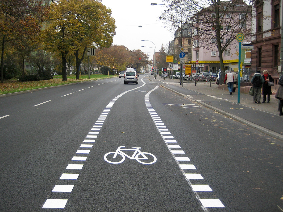 So fährt sich's jetzt flott auf der Straße: Schutzstreifen und Fahrrad-Piktogramme an der Rothschildallee(Foto: Bertram Giebeler)