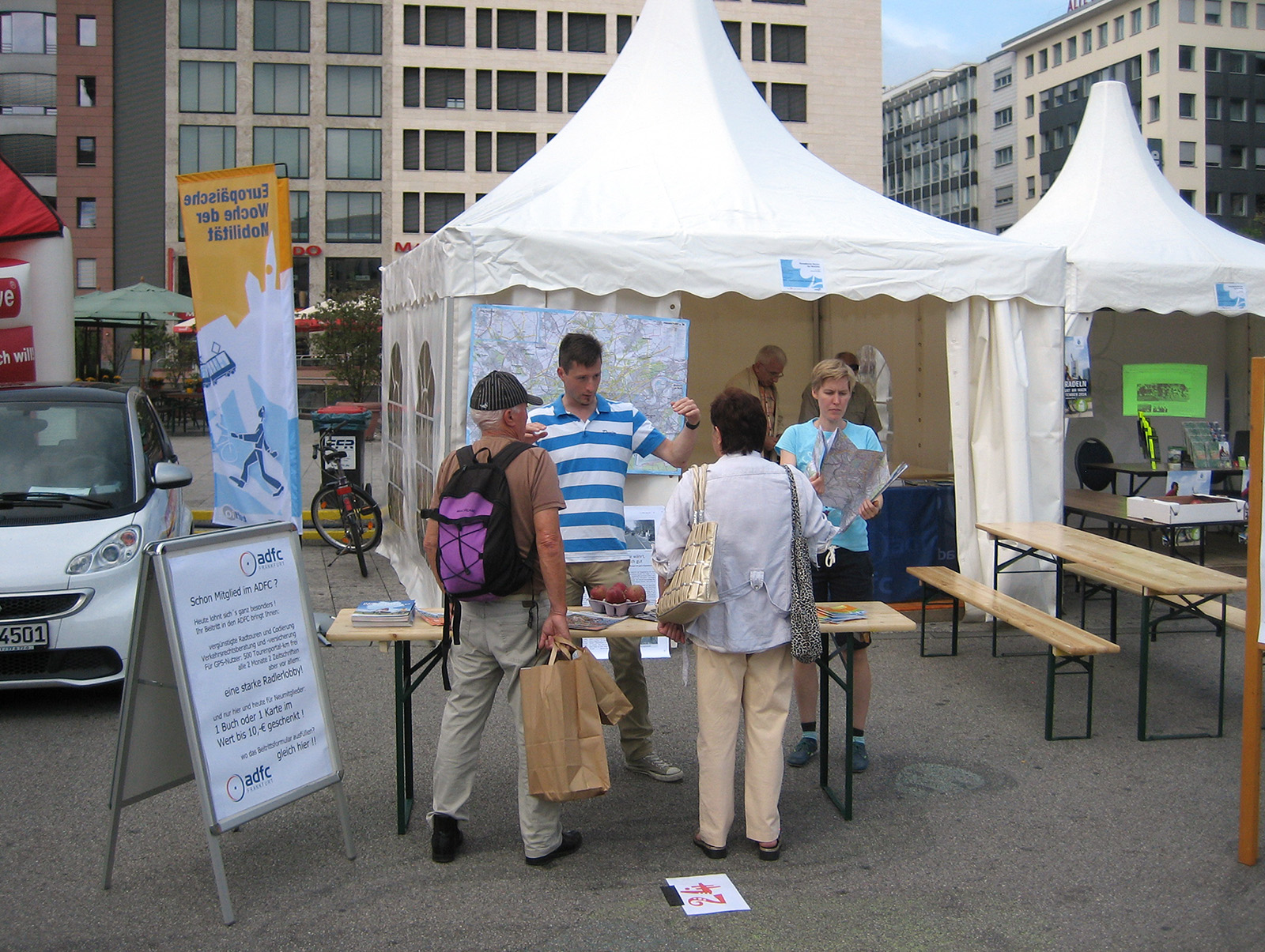 Aktive aus der Verkehrs-AG des ADFC Frankfurt und Publikum am Infostand auf der Hauptwache am 20. September