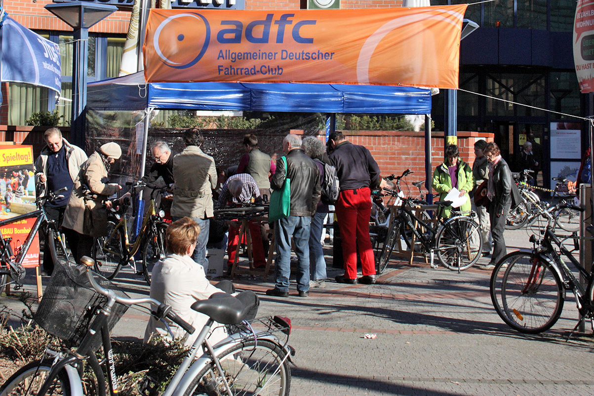 Codierung von Fahrrädern anlässlich des RadReiseMarkts 2011 in Frankfurt