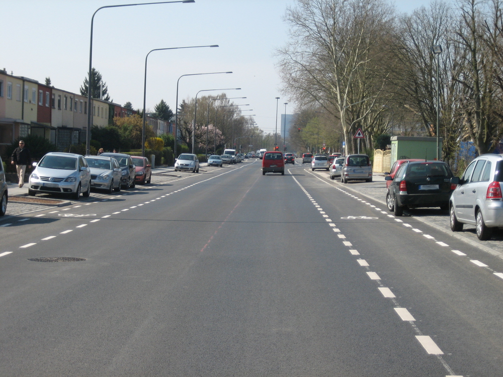 Heerstraße: so muss es sein! Jetzt müsste der Besitzer des dunklen Skoda rechts nur noch das Einparken lernen!Foto: Bertram Giebeler