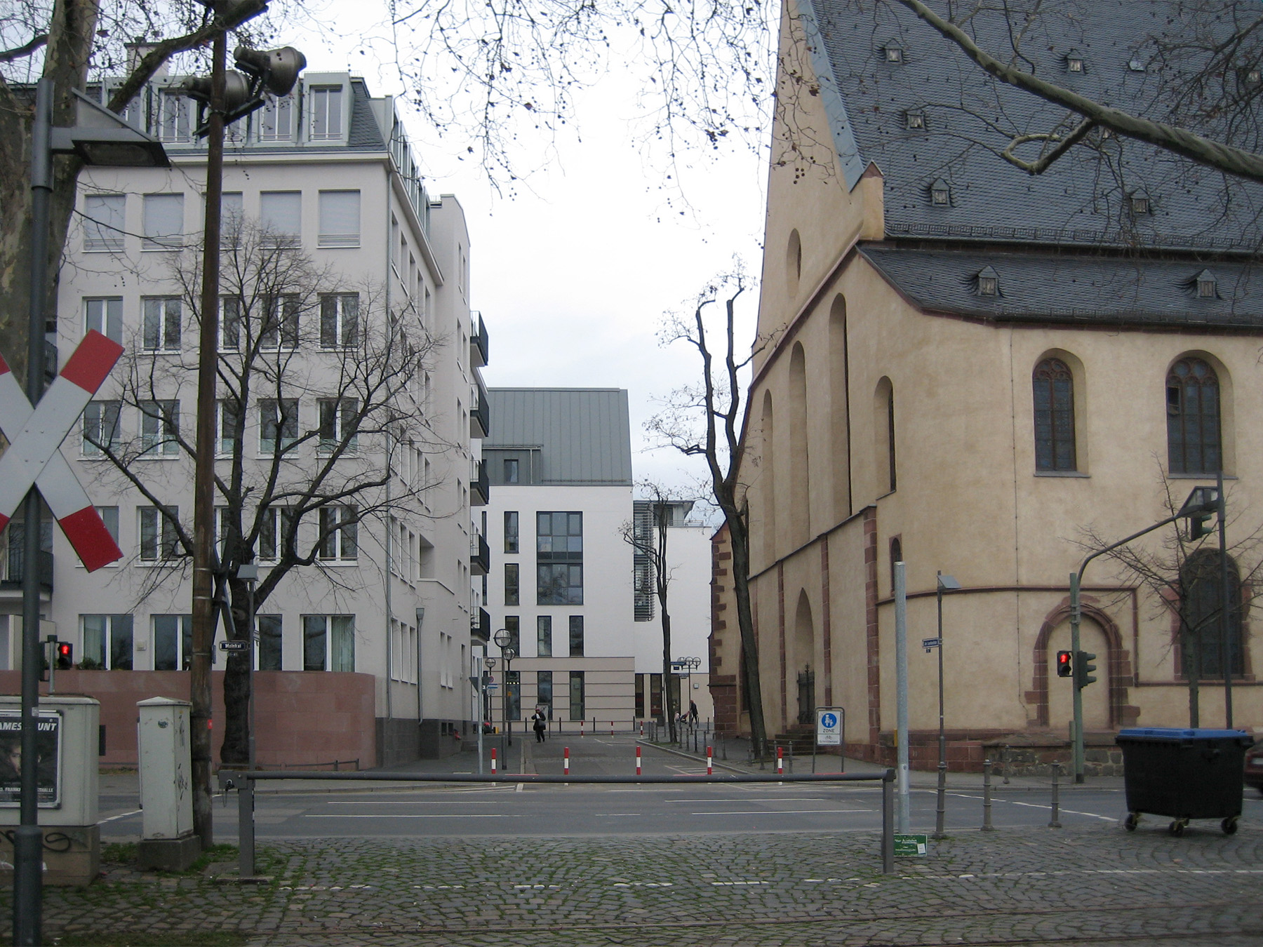 So geht's flott und ohne Gedränge in die Altstadt: Fußgänger- und Radlerfurt an der LeonhardskircheFoto: Bertram Giebeler