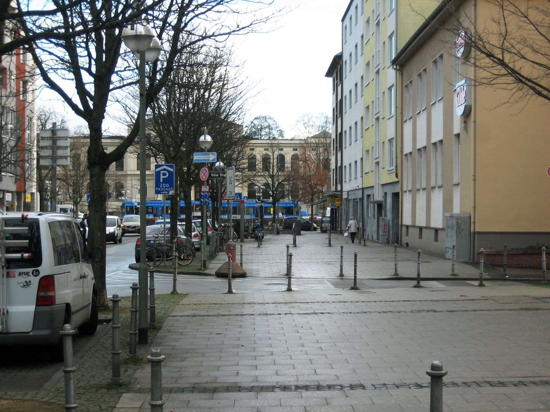 Pfingstweidstraße: dieser gemeinsame Geh- und Radweg war früher einmal benutzungspflichtig, heute ist er es nicht mehr. Probleme? Keine!Foto: Bertram Giebeler