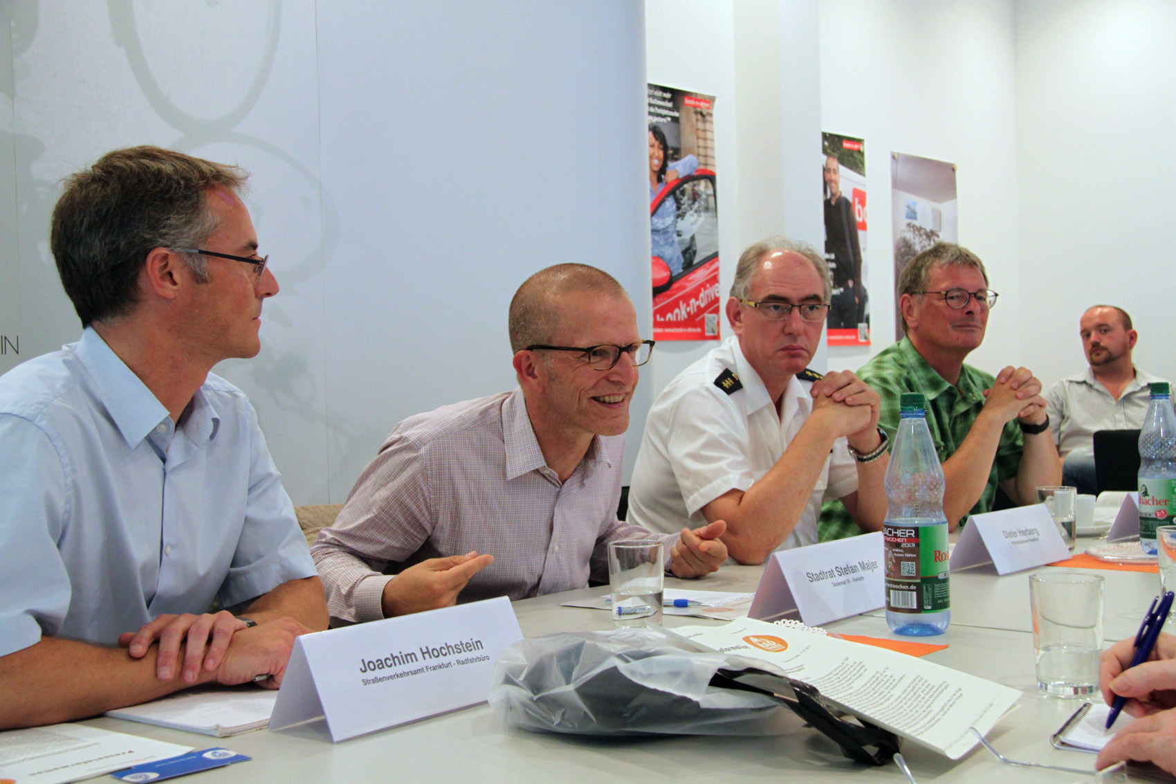 Vor der Lokalpresse, vlnr: Joachim Hochstein, Leiter des Radfahrbüros; Stefan Majer, Verkehrsdezernent; Dieter Herberg, Polizeidirektion Frankfurt; Bertram Giebeler, ADFC FrankfurtFotos: Torsten Willner