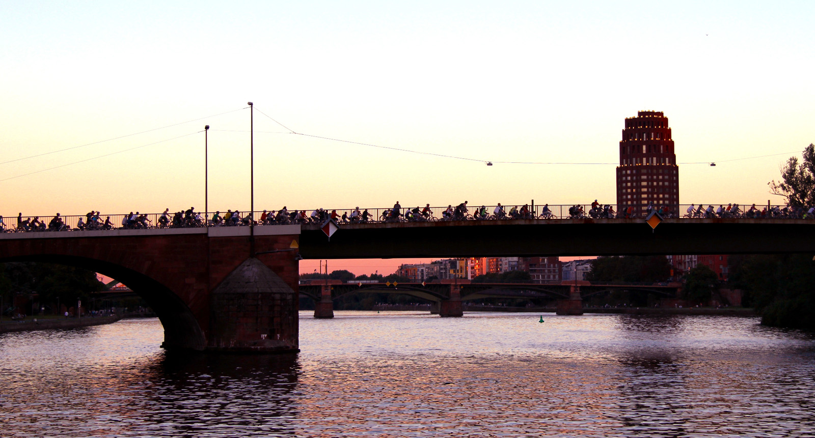 ADFC bike-night 2012 passiert die Alte Brücke, Frankfurt, Foto: Torsten Willner