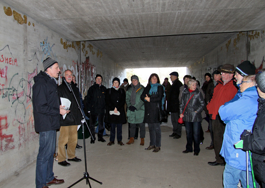 Klaus Hoppe, Leiter des Umweltamtes Frankfurt, eröffnet die Installation "Glitzermoos" an der A661-Brücke über die Nidda bei Bonames/EschersheimFotos: Torsten Willner