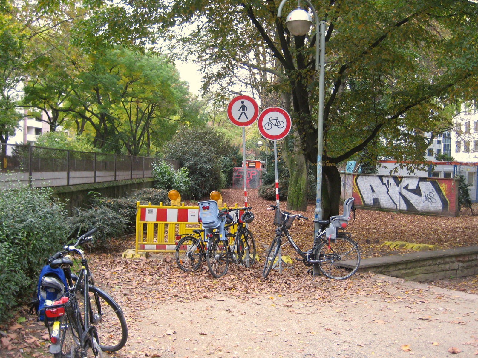 Fußgänger und Radler ausgesperrt: das kann zur Not ein paar Tage mal sein. Grundsätzlich haben diese Schilder, wie in der Eschenheimer Anlage, im Citybereich einer Großstadt nichts zu suchen!Foto: Bertram Giebeler