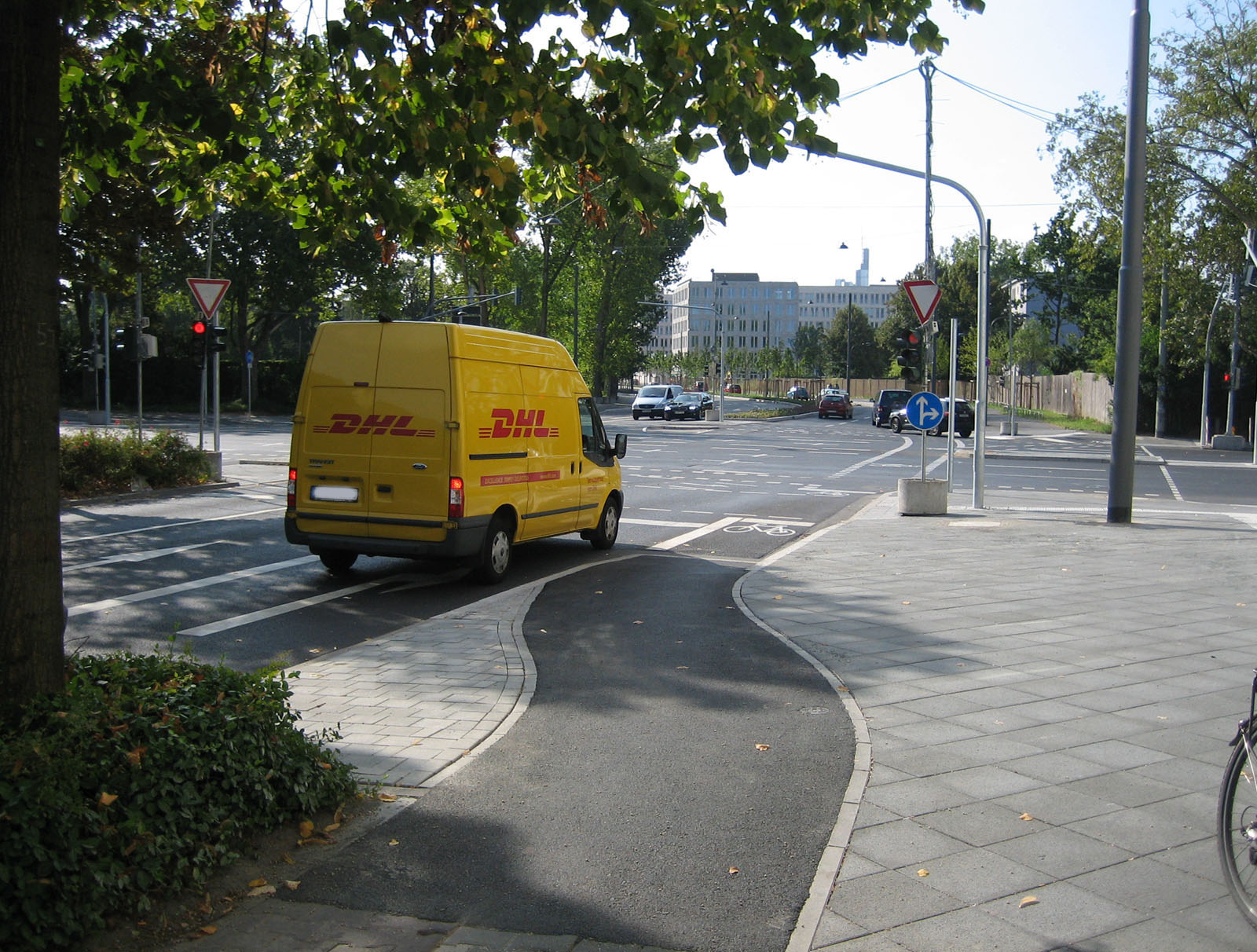 Unfallort Hansa-Miquelallee - lieber Leser, was meinen Sie: wenn dieser Lieferwagen gleich rechts abbiegt und Sie kommen mit Ihrem Fahrrad auf die Kreuzung zugefahren: Sieht er Sie oder sieht er Sie nicht?Foto: Bertram Giebeler