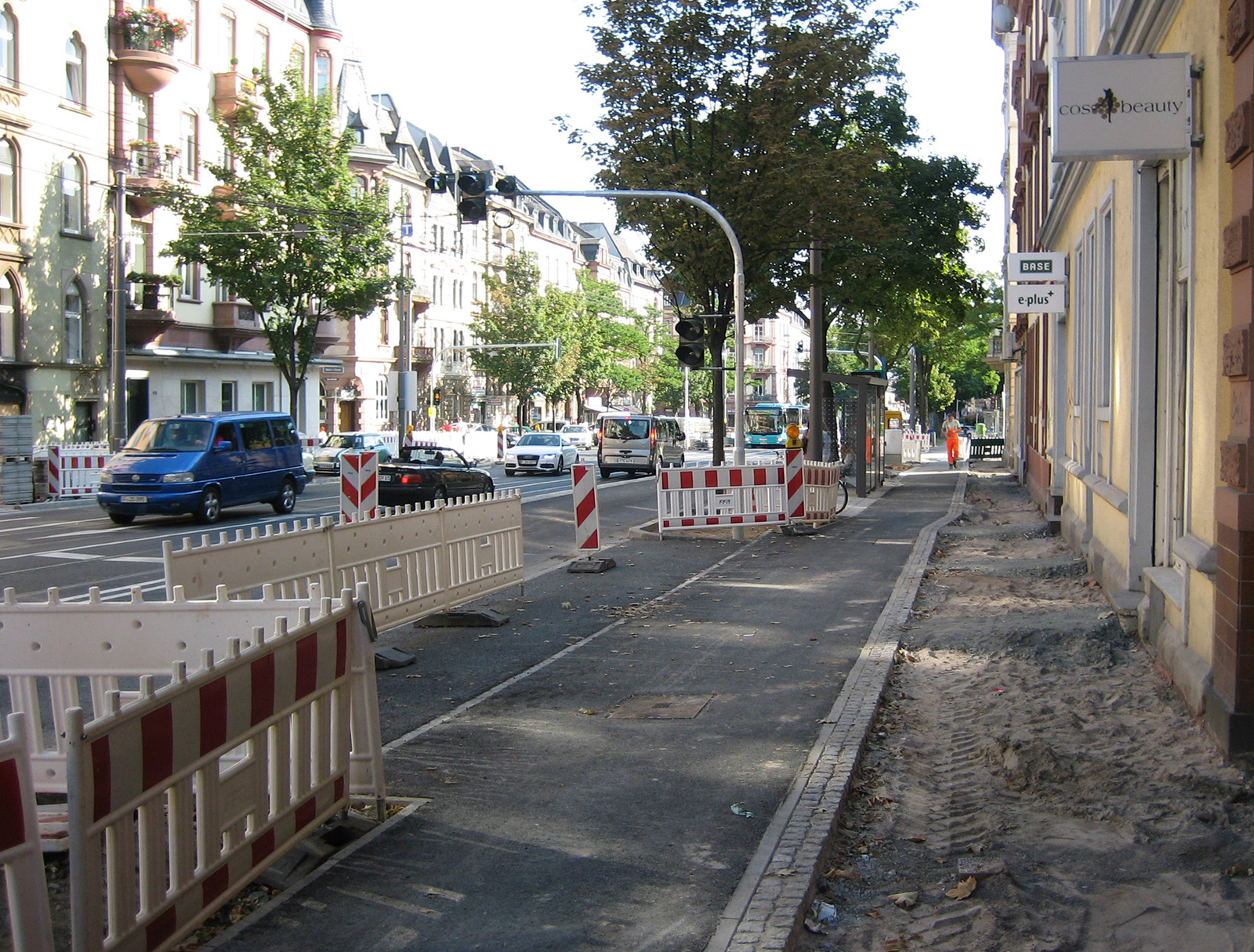 Friedberger stadteinwärts: hier wird's eng für Radler und FußgängerFotos: Bertram Giebeler