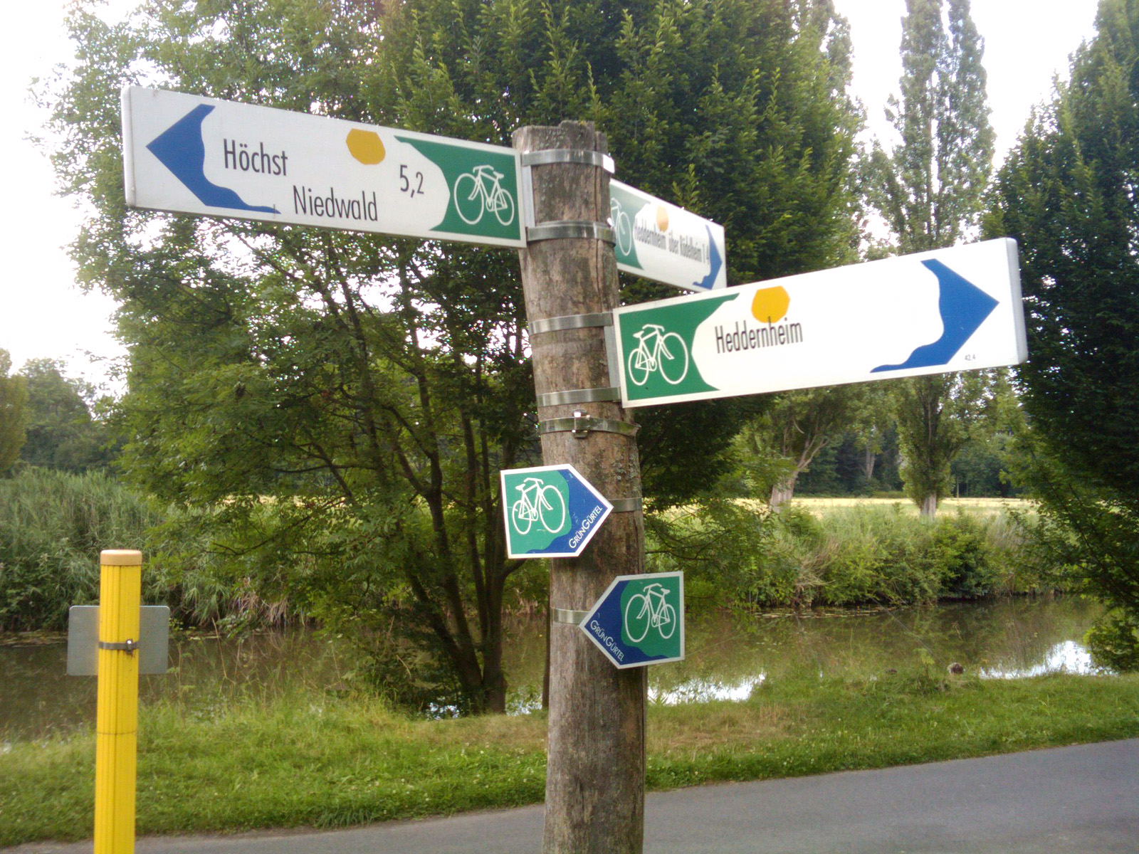 Neue Grüngürtel-Schilder im Bereich Nied/Rödelheim A5: Man kann sich daran orientieren, muss es aber nicht!Foto: Bertram Giebeler