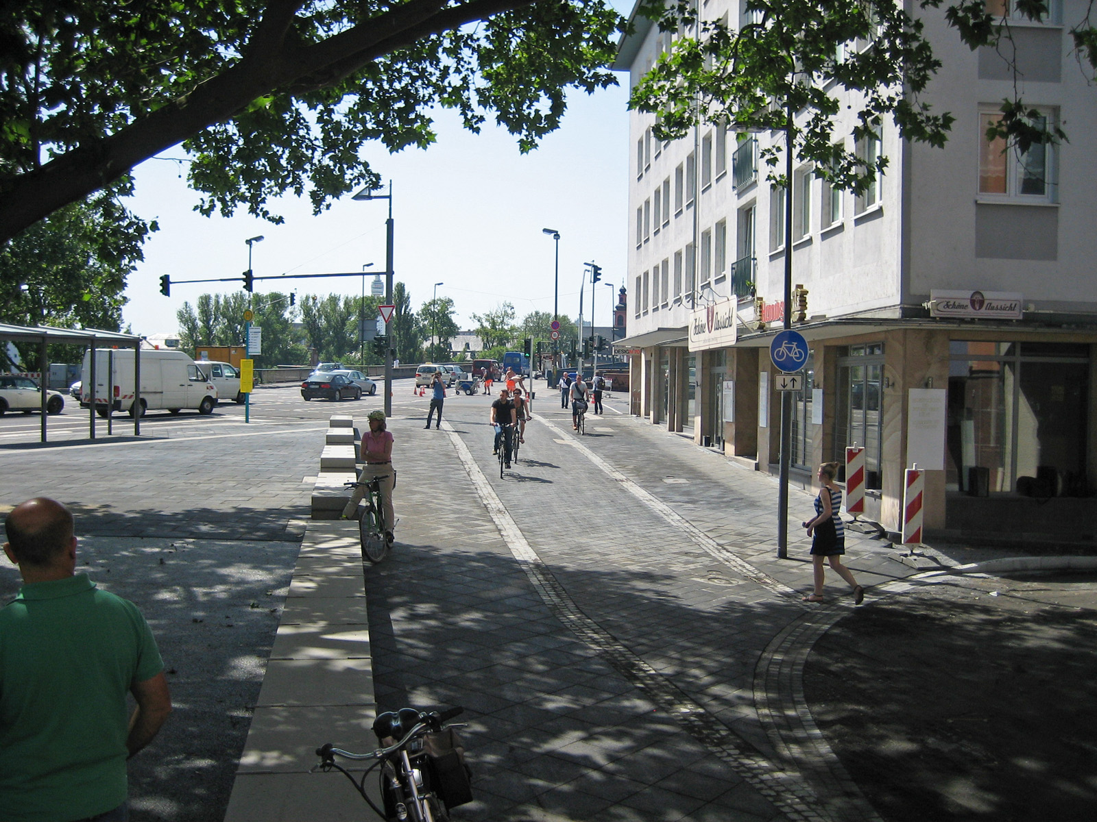 Der neue Zweirichtungsradweg an der Westseite des PlatzesFotos: Bertram Giebeler