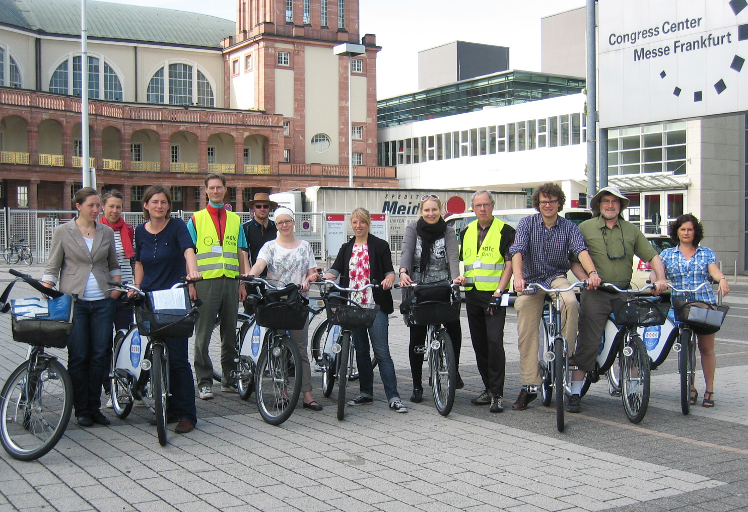 Das ECOMM-Radtour-Freitags-Team mit Michael Bunkenburg und Günter Tatara vor dem Start an der Messe Foto: Bertram Giebeler