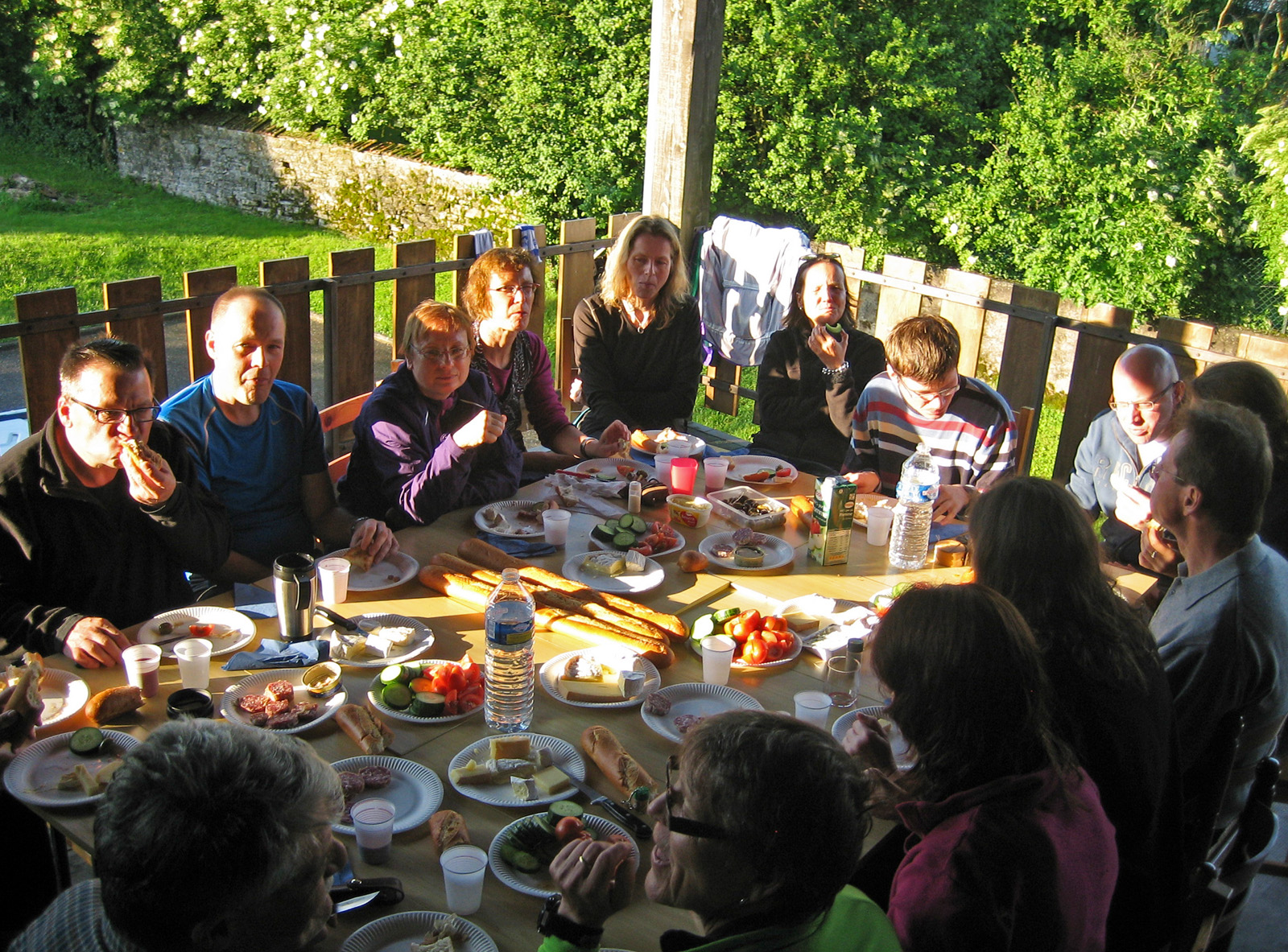 Leben wie Gott in Frankreich: Baguettes, Käse, Pastete und Rotwein auf der Terrasse der Gite de Lagarde, Lothringen Foto: Bertram Giebeler