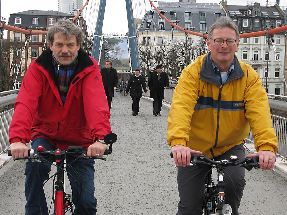 Fritz Biel, langjähriger verkehrspolitischer Sprecher des ADFC Frankfurt (links)und sein Nachfolger, Bertram Giebeler (rechts) Foto: Peter Sauer