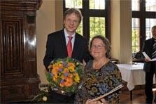 Stadtrat Bernd Heidenreich überreicht die Ehrung an Gisela Schill Foto: Eckehard Wolf