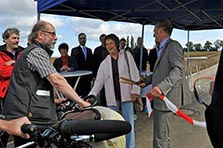 Verkehrsdezernent Stefan Majer eröffnet den neuen RadwegFotos: Eckehard Wolf