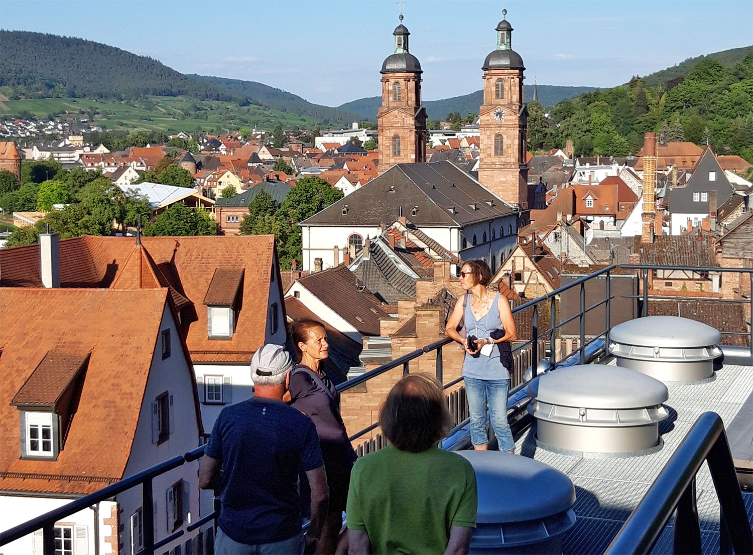 Auf der Dachterrasse der Brauerei, in der das Testsieger-Bier des Bieradlon 2022 gebraut wird: die Faust-Brauerei in Miltenberg. Im Hintergrund Teile der historischen Altstadt
Bild: Bertram Giebeler