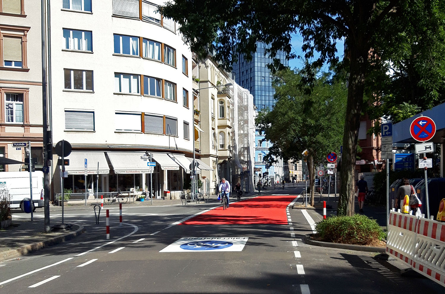 Dem Beispiel Oeder Weg im Nordend folgt jetzt der mittlere Teil des Grüneburgwegs im Westend: Umwidmung zur Fahrradstraße, weniger Dauerparken, mehr Platz für Fußgänger und Gastronomie. Das viele Rot ist ein Gestaltungselement, kein Verkehrszeichen
Bild: Bertram Giebeler