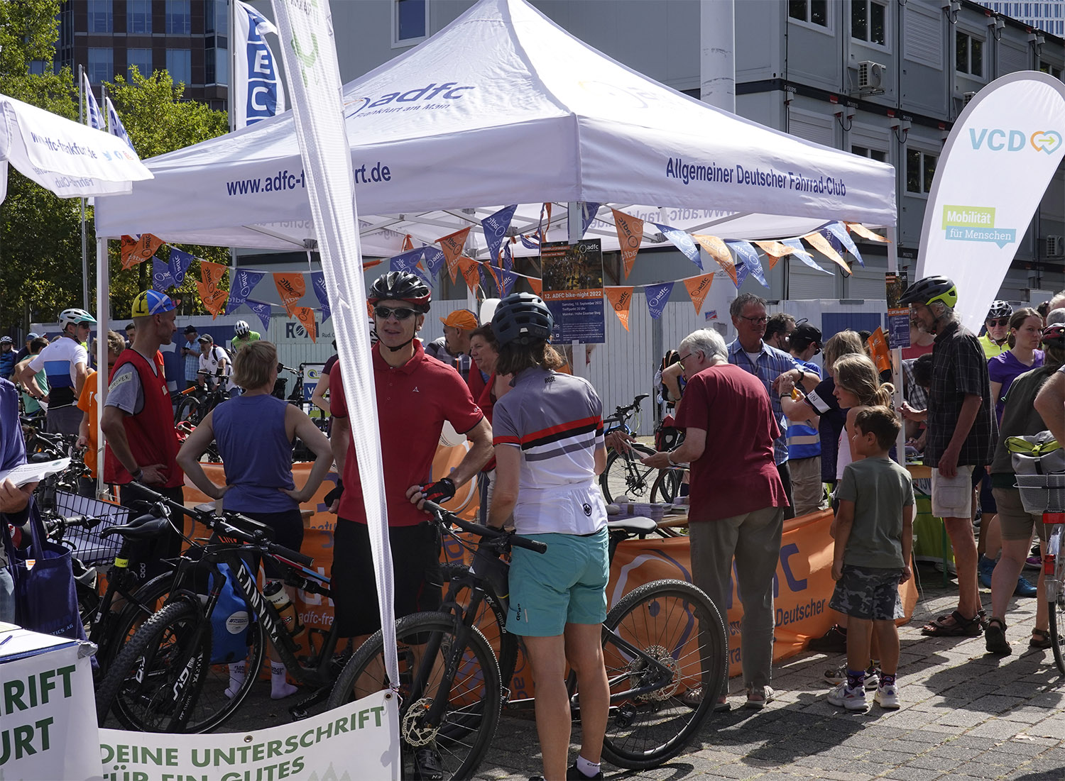 ADFC und VCD, zwei der tragenden Organisationen der hessischen Verkehrswende-Initiative, informieren die Teilnehmer*innen der Demo zur Auftaktkundgebung vor der Frankfurter Messe
Bild: Ecki Wolf