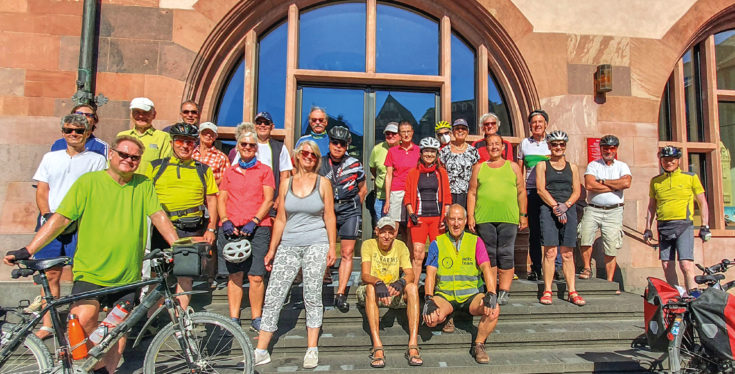 Vor dem Start auf den Stufen des Römers: Tourenleiter Thomas Fuchs (Mitte mit ADFC-Weste) übernahm die erste der beiden Gruppen beim ­Radtourensonntag, Bernhart Altert (hintere Reihe, zweiter von rechts) übernahm Gruppe zweiThomas Fuchs