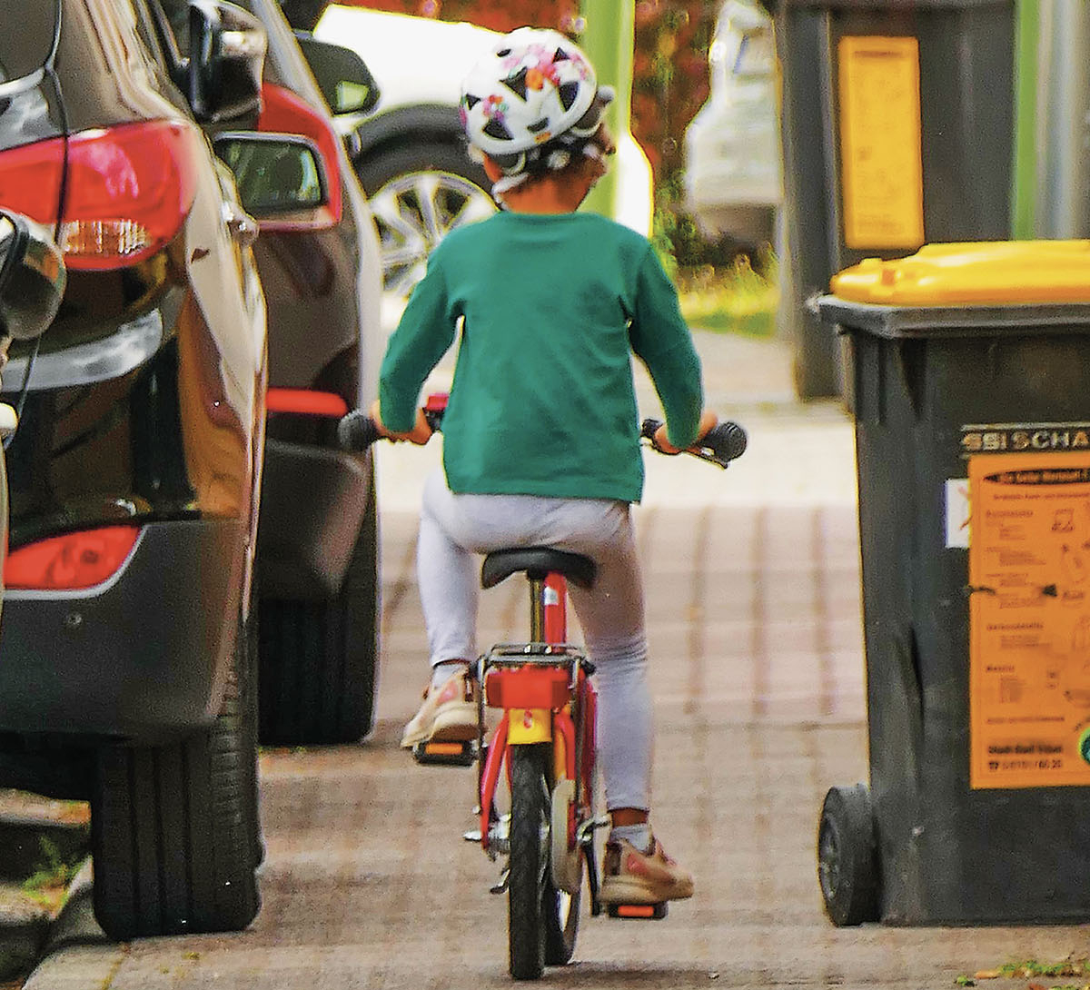 So viel Platz lässt man Kindern zwischen teilweise illegal auf Gehwegen parkenden „Stadtpanzern“ und abgestellten MülltonnenPetra Schickling (7)
