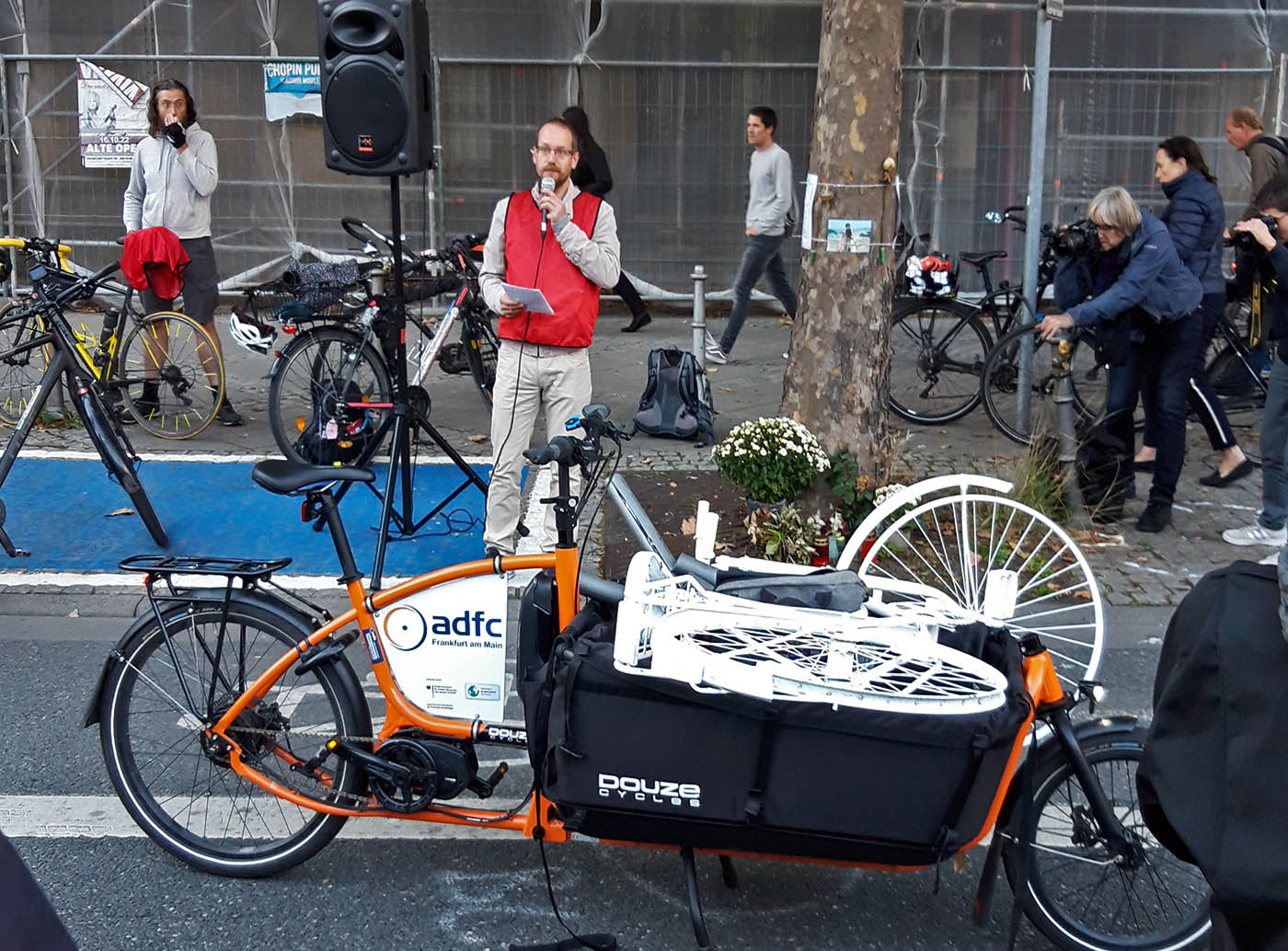 Falko Görres von der Initiative Ghostbike-FFM hält eine kurze aber bewegende Trauerrede vor den Teilnehmer*innen der GedenkfahrtAlle Bilder: Bertram Giebeler