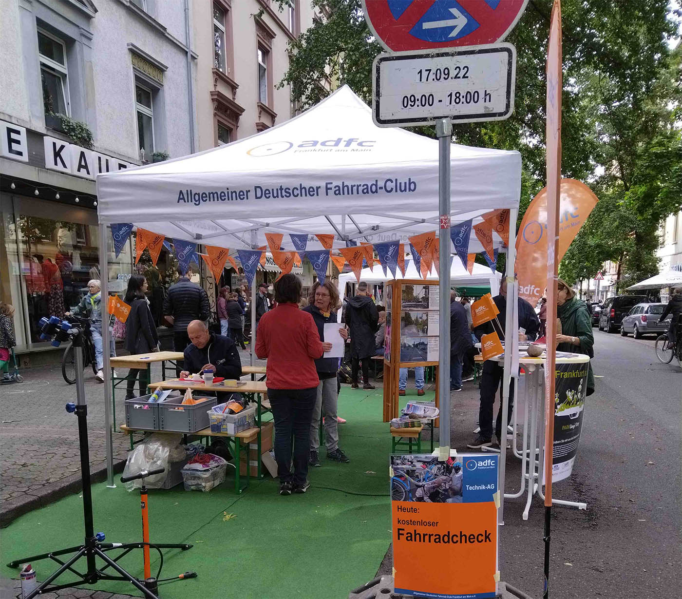 Stand des ADFC Frankfurt zum Park(ing)Day 2022 auf der Berger Straße
Bild: Anke Bruß