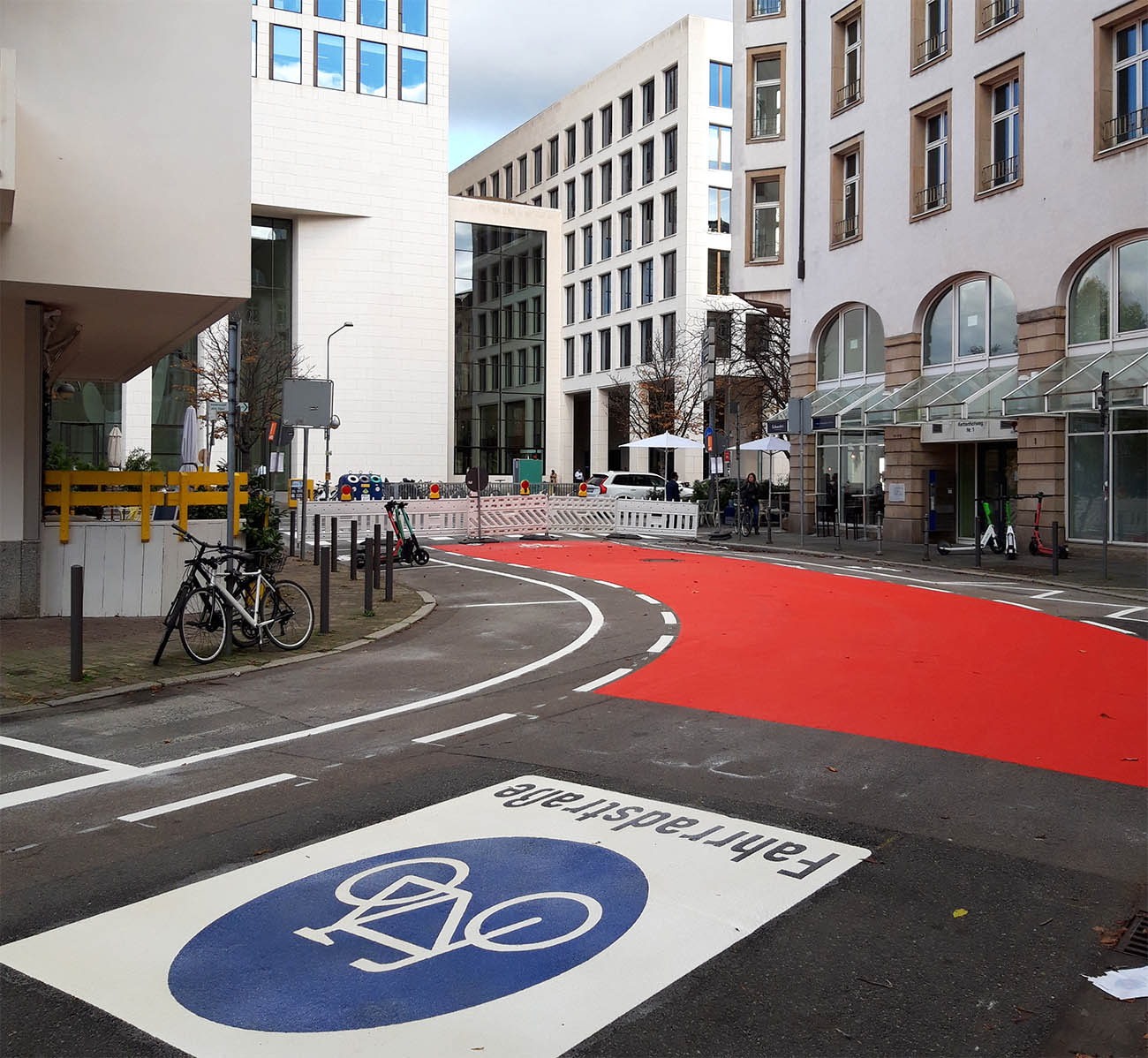 Bilder, die man gerne sieht: eine neue Fahrradstraße entsteht unweit der Bankentürme der City: der Kettenhofweg nimmt neue, fahrradfreundliche Gestalt an
Foto: Bertram Giebeler