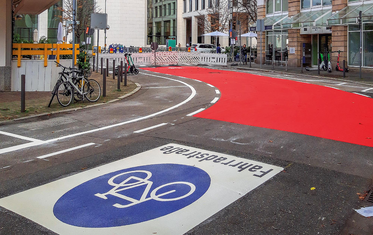 Bilder, die man gerne sieht! Eine neue Fahrradstraße entsteht unweit der Bankentürme der City – der Kettenhofweg nimmt neue, fahrradfreundliche Gestalt an<br><span class="image-copyright">Bertram Giebeler</span>