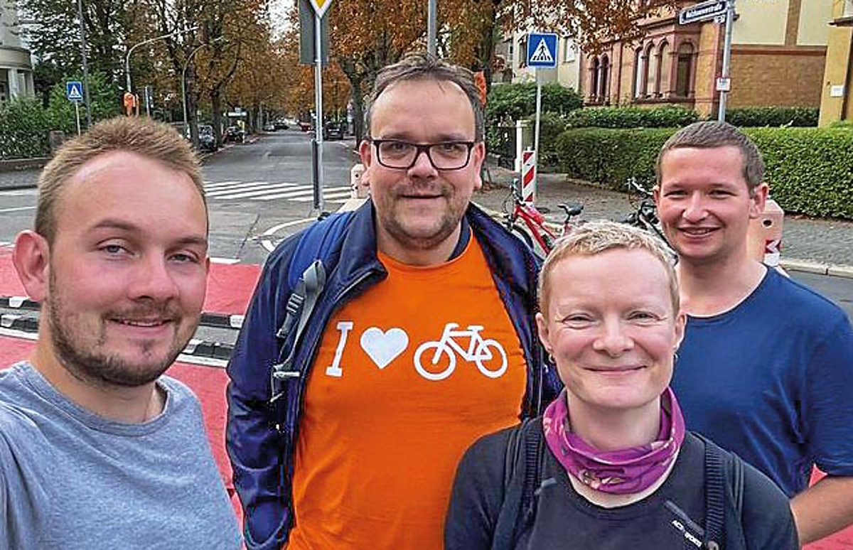 Christoph Schmidt vom ADFC-Bundesverband (mit Fahrrad-Herz) berichtet aus seiner Heimatstadt Köln, lässt sich aber gerne Frankfurter Radverkehrshighlights zeigen – von (v.l.) Denis Reith, Anke Bruß und Ansgar HegerfeldDenis Reith