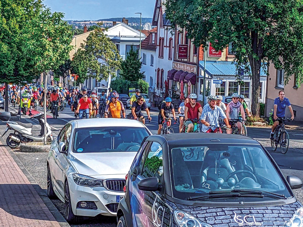 Schon in Bad Vilbel auf der Frankfurter Straße stadtauswärts hat der Korso ein beeindruckendes AusmaßRolf Joaux