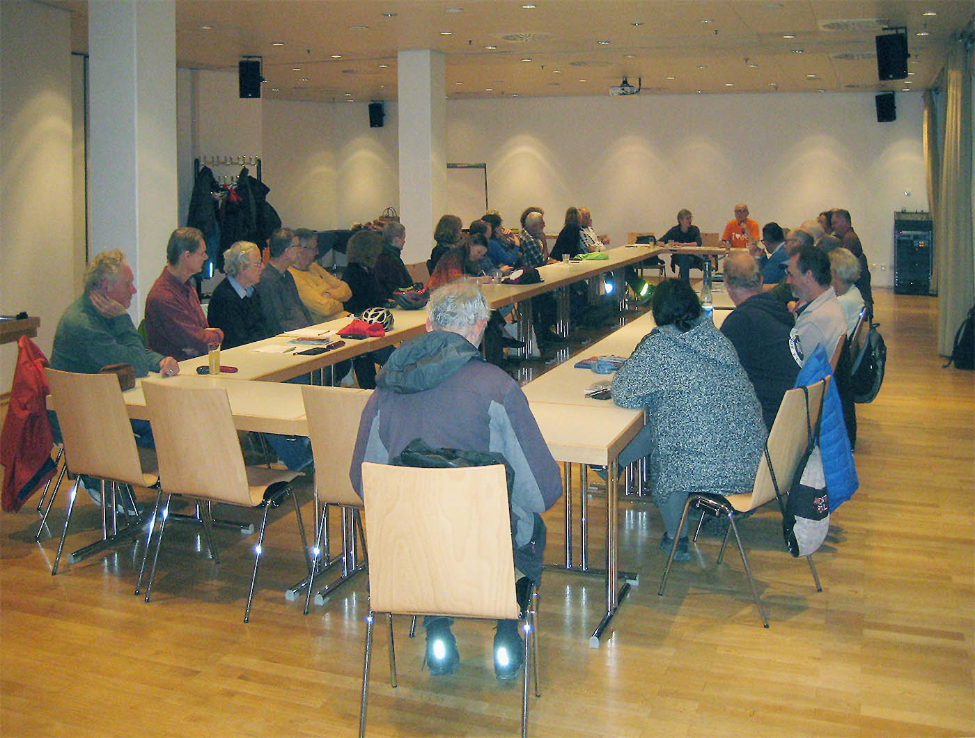 Konzentrierte Diskussion der Frankfurter Tourenleiter*innen im Bürgerhaus Nordweststadt, geleitet von Touren-AG-Leiter Thomas Koch - hinten, im orangenen ADFC-Shirt
Bild: Bertram Giebeler