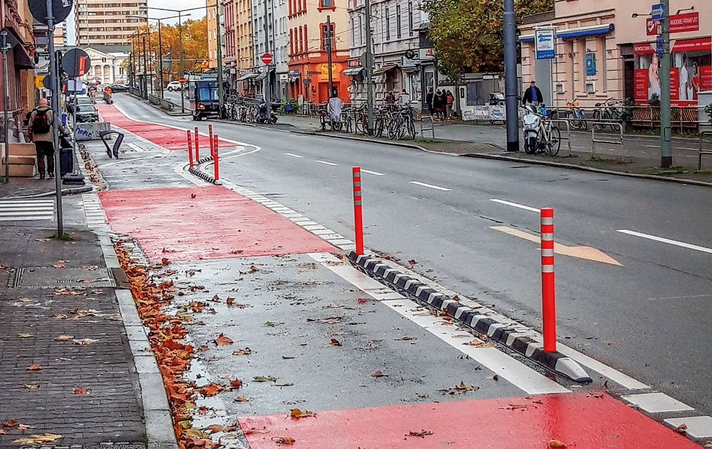 Radstreifen, rot markiert und teilweise geschützt, in der Dreieichstraße in SachsenhausenBertram Giebeler