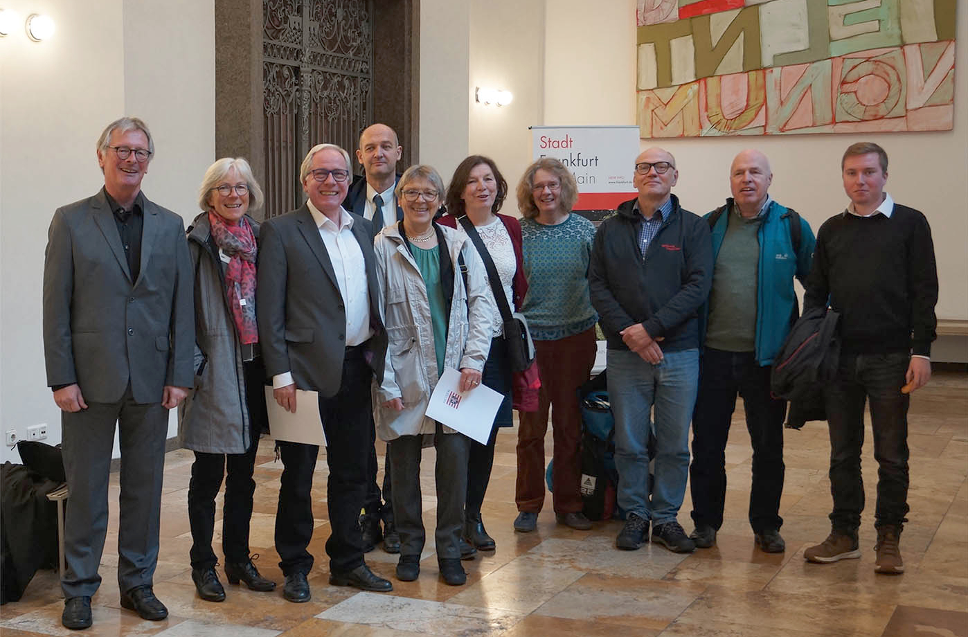 Die Delegation des ADFC Frankfurt, die Ecki Wolf und Anne Wehr (vorne, mit Ehrenbriefen) in den Kaisersaal geleiteten (v.l. Bertram Giebeler, Iris Nattermann, Klaus Schmidt-Montfort, Elke Bauer, Sigrid Hubert, Thomas Koch, Peter Sauer, Lars Nattermann)Svea Birte Schuch