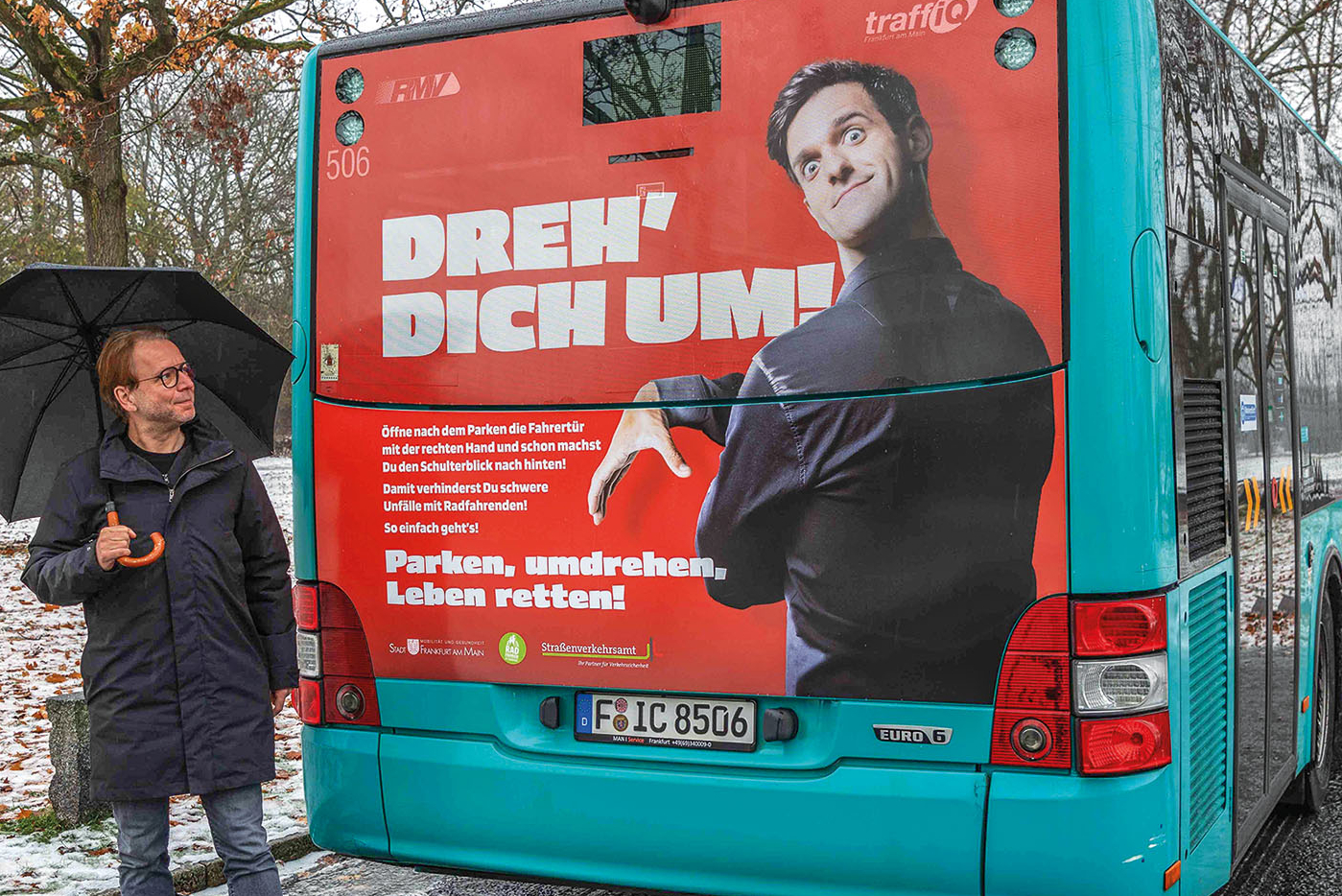 Wolfgang Siefert vom Mobilitätsdezernat der
Stadt Frankfurt präsentiert die Bus-Werbung
zum „Holländischen Griff“ Stadt Frankfurt