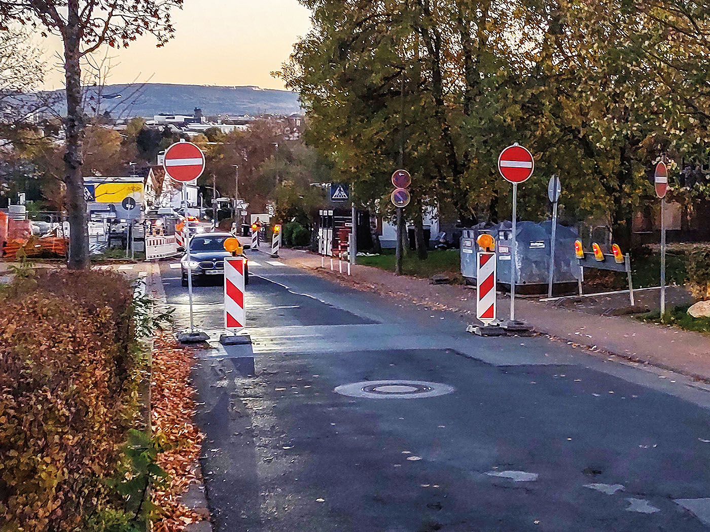 Wilhelm-Martin-Dienstbach-Straße in Usingen. Situation von Norden
kommend: Verbot der Einfahrt ohne Umleitung. Platz wäre genug für
eine Freigabe. 