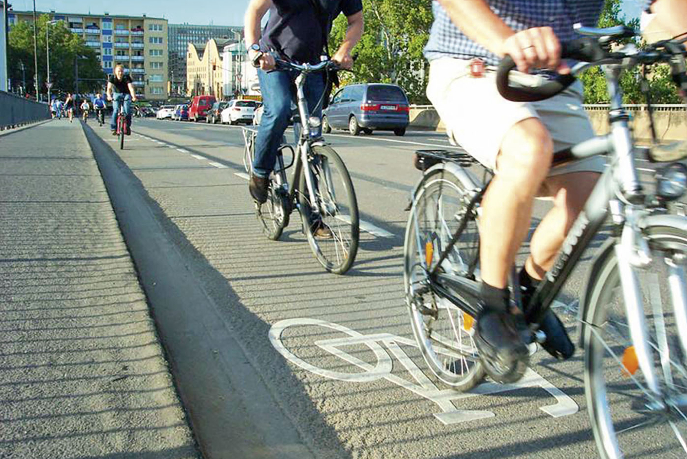 2012 »  An der alten Brücke wird immer mehr Rad gefahren. Deshalb werden endlich Schutzstreifen markiert, auf Kosten eines von fünf Auto-Fahrstreifen. Eine mutige Entscheidung des Verkehrsdezernenten Stefan Majer, vom ADFC nach Kräften unterstützt. Zum ­ersten Mal leitet Bertram Giebeler die ADFC-bike-night – es sollten neun weitere Male ­folgen.