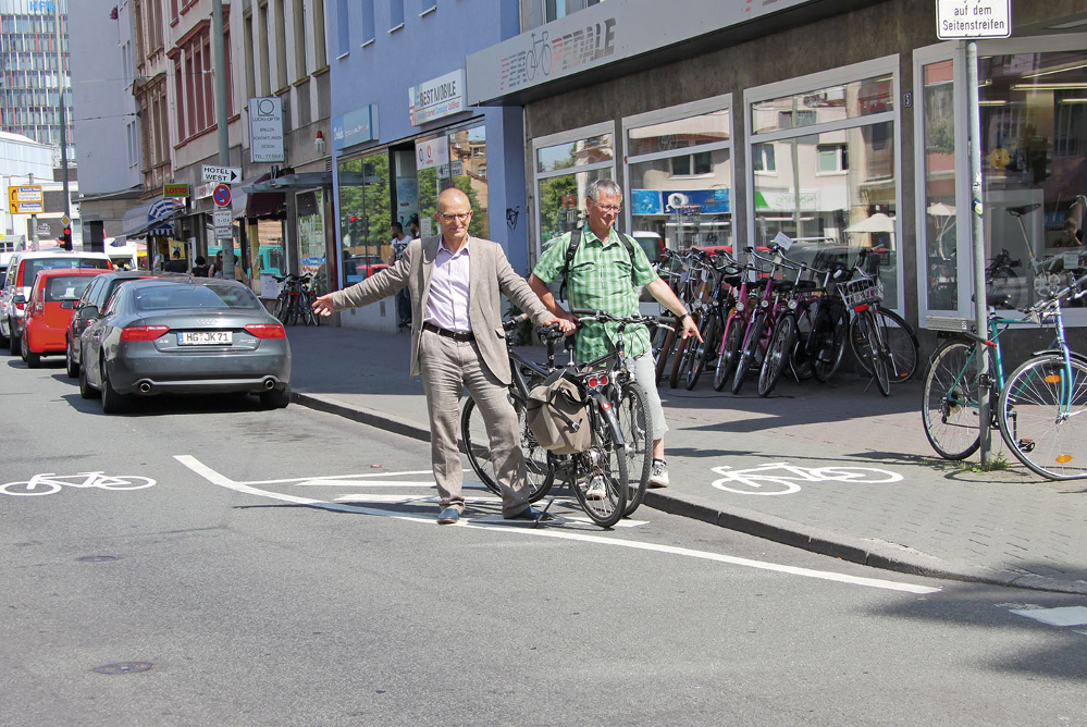 2013 » Die Radverkehrsplanung löst sich vom ursprünglichen Hauptrouten-Konzept und geht über zu einem Netz-Konzept. Der ADFC wirkt mit an diesem Konzept, das die Grundlage wird für die wegweisende Beschilderung, die aber erst deutlich später realisiert wird. An der Adalbertraße in Bockenheim wird die Radwege-Benutzungspflicht abgeschafft.