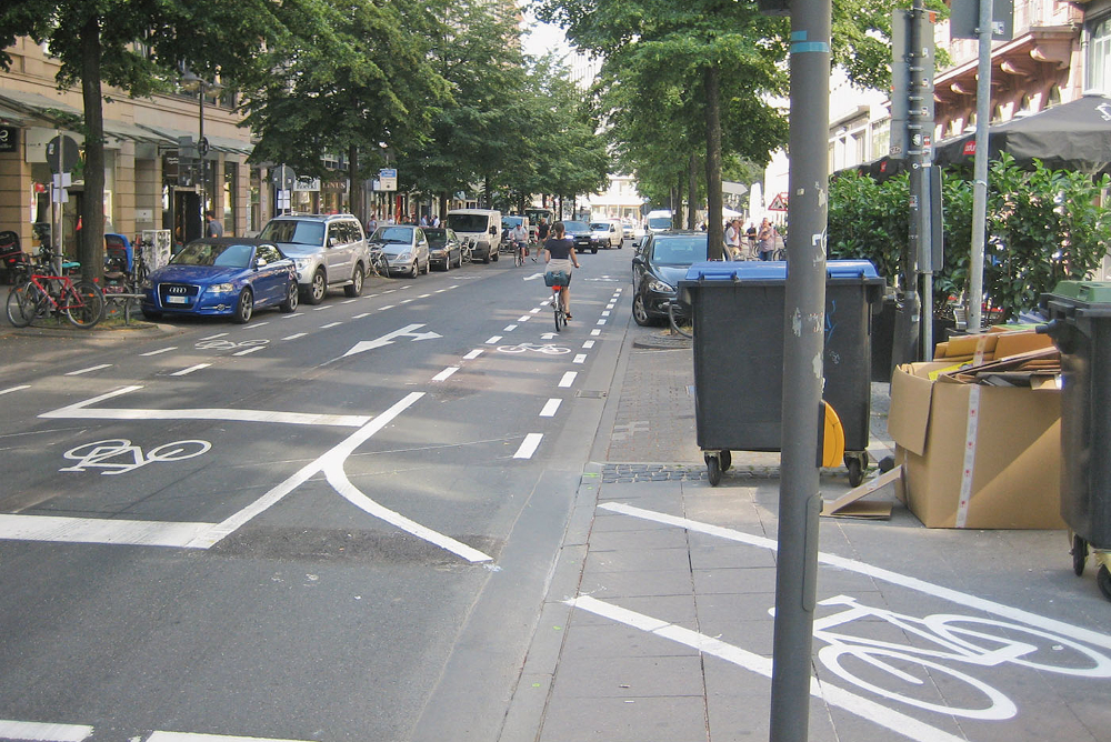 2014 » Mit Unterstützung und auf Anregung des ADFC plant die Stadt erstmals einen „verkehrsberuhigten Geschäftsbezirk“ im ­Bereich Roßmarkt/Kaiserstraße. Der ADFC lanciert das Thema „wie komme ich als Beschäftigte:r mit dem Fahrrad zum Flughafen?“. Es bildet sich daraus eine AG beim ­Regionalverband Frankfurt-Rhein-Main.