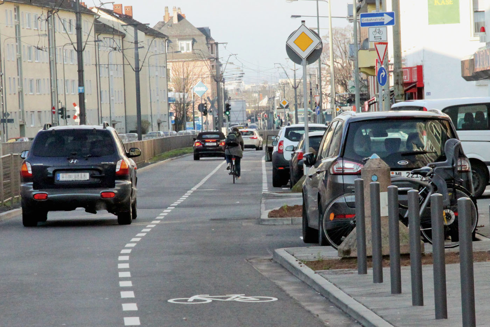 2015 »   Eine große Kontroverse, ob die obere Eschersheimer Landstraße (zwischen Hügelstraße und Am Weißen Stein) eine Radverkehrsführung bekommen soll – massiv ­bekämpft im dortigen Ortsbeirat 9, aber es gibt dort auch vehemente Befürworter:innen, u.a. eine Geschäftsfrau und ADFC-Mitglied. Drei Jahre später werden die neuen Radspuren ­eingeweiht. Der ADFC Frankfurt gibt sich ein vielbeachtetes verkehrspolitisches Programm mit Zeithorizont 2025.