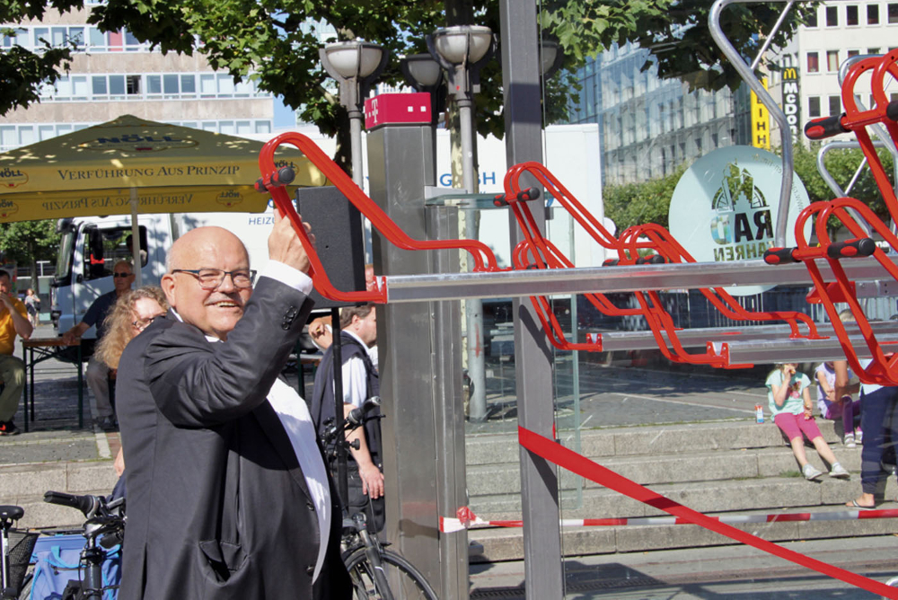 2017 »  An der Bockenheimer Landstraße wird die Benutzungspflicht abgeschafft, und es wird im Ortsbeirat ein fahrradfreundlicher Umbau befürwortet. Eine erste Roteinfärbung des Radstreifens gibt es an der Deutschen ­Nationalbibliothek. Der erste Doppelstock-Fahrradparker wird an der Konstablerwache eingeweiht. Die Verkehrs-AG bekommt jüngere und aktivistische neue Mitglieder – ihre ­Aktion verhindert eine fahrradfeindliche ­Umgestaltung im ­Grüneburgpark.